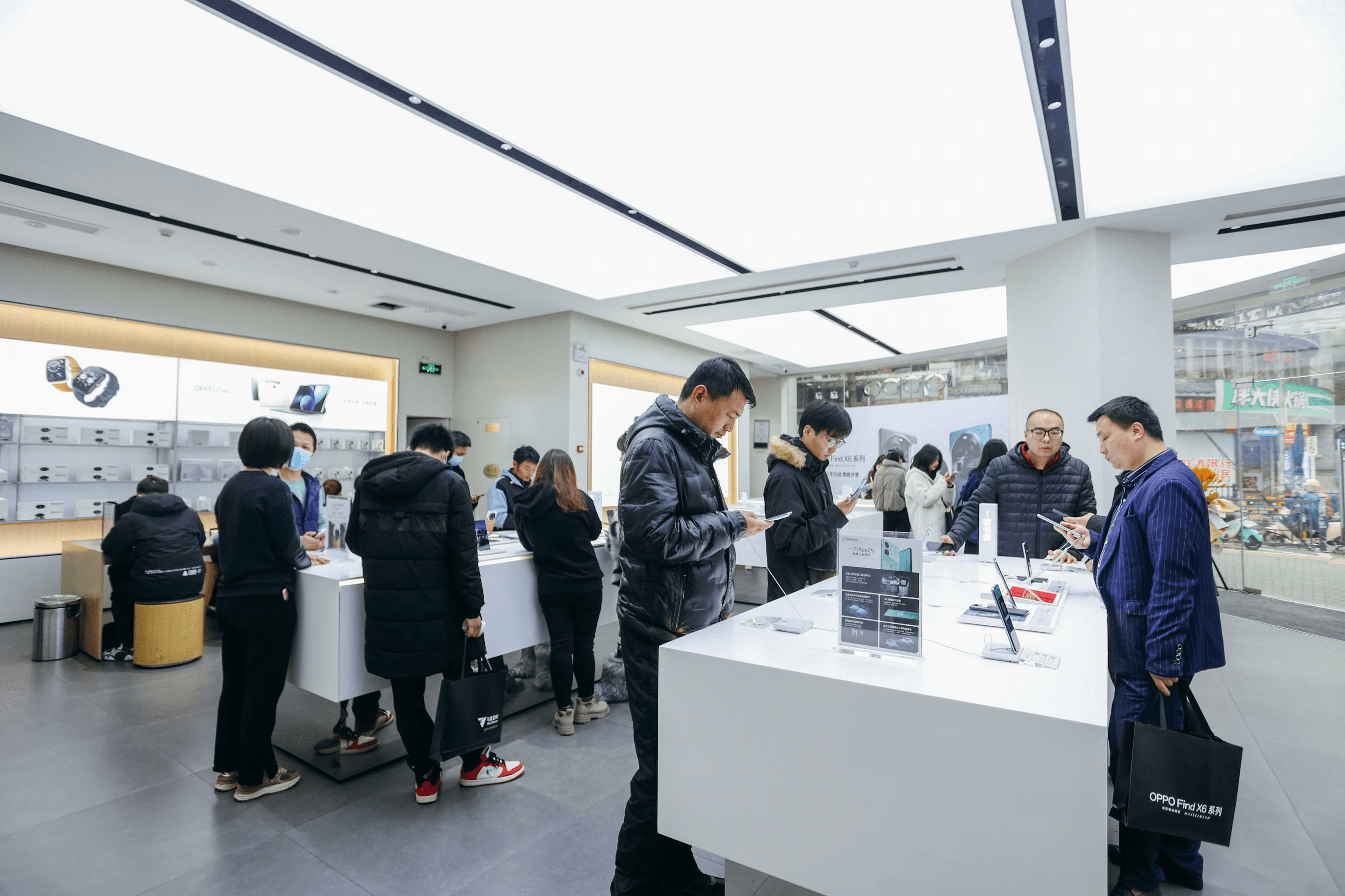 新手机第一次充电正确方法:Find X6影像旗舰开售 南昌中山路OPPO体验店热情满满